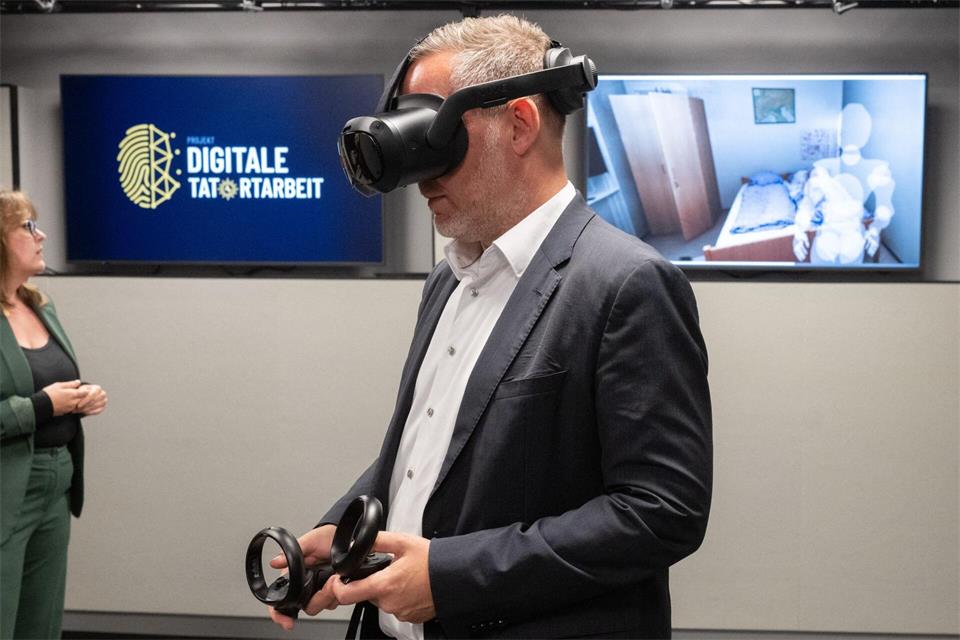LKA-Präsident Thorsten Massinger begeht mit einer digitalen Brille einen Übungs-Tatort im neuen XR-Labor im Kriminaltechnischen Institut.Julian Stratenschulte/dpa
