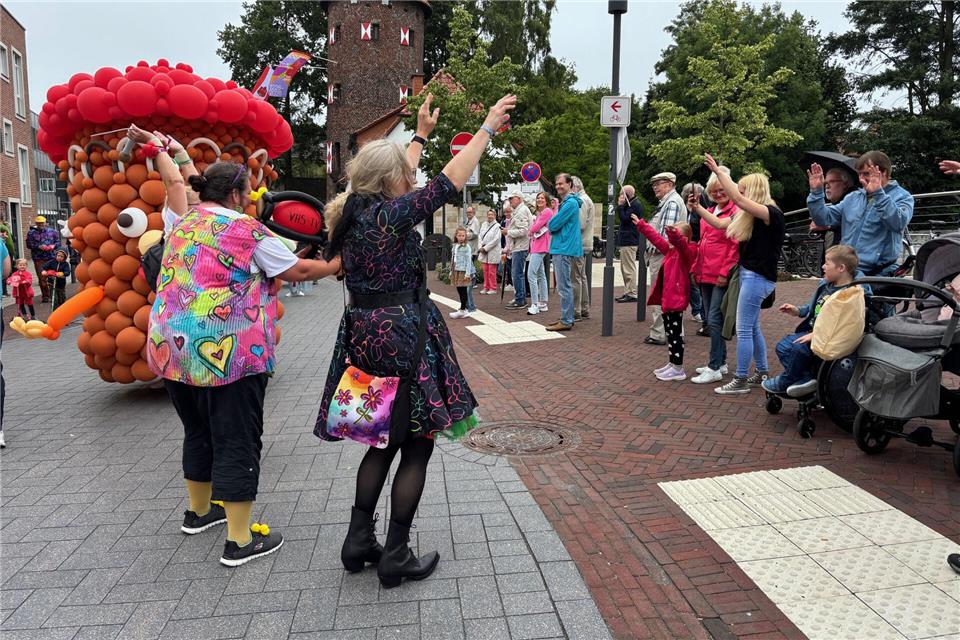 Bilder und Video: Borken startet mit Festumzug ins Jubiläumsjahr La Ola am Straßenrand beim Festumzug zum 800-jährigen Bestehen der Stadt Borken.