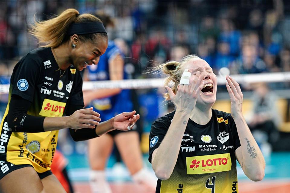 Laakonen (r) konnte die Pokal-Sensation kaum fassen. Uwe Anspach/dpa