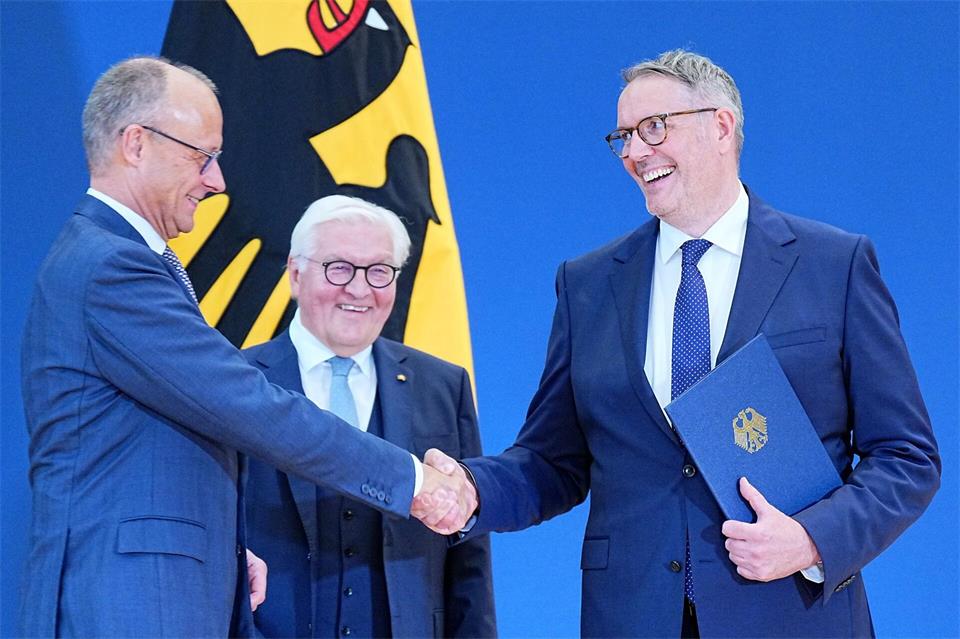 Lachende Gesichter gab es bei der Ernennung von Alexander Schweitzer (rechts). Michael Kappeler/dpa