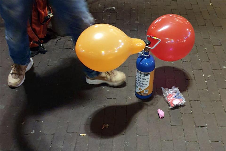 Lachgas aus Luftballons einzuatmen, ist kein harmloser Party-Spaß. Die gesundheitlichen Folgen können gravierend sein. (Archivbild) Annette Birschel/dpa