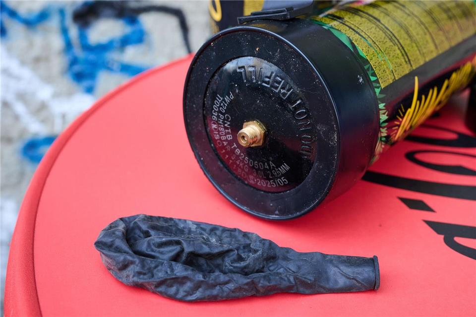 Lachgas hatte sich zur beliebten Partydroge gemausert und wird oft über einen Luftballon konsumiert. (Symbolbild)Annette Riedl/dpa