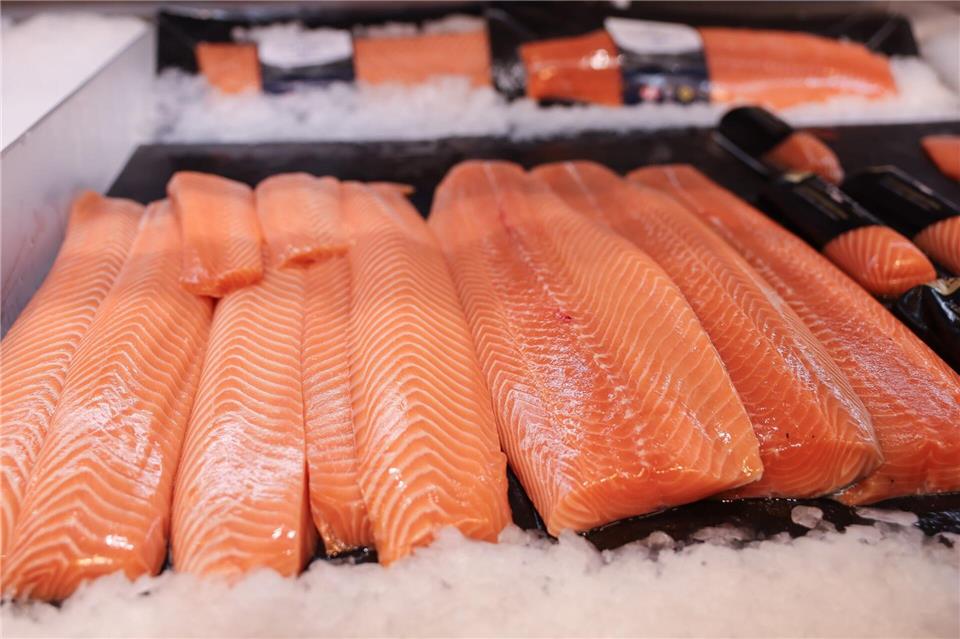 Lachs war auch 2024 der beliebteste Fisch der Deutschen. (Archivbild) Christian Charisius/dpa