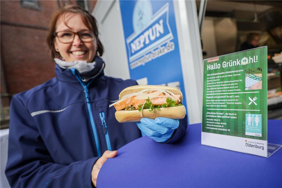 Lachsbrötchen mit Grünkohl ist eine der Grünkohlvarianten in Oldenburg.Focke Strangmann/dpa