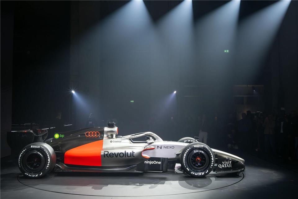 Lackierungsgeheimnis gelüftet: Der Rennwagen R26 von Audi Revolut für die Formel 1 wurde von Scheinwerfern beleuchtet.Soeren Stache/dpa