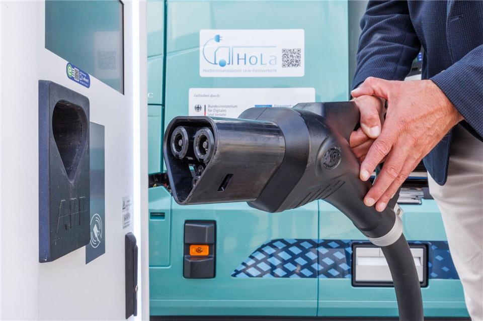 Ladekabel mit hoher Leistung: An der A2 gibt es einen neuen Ladepark für Elektro-LastwagenFriso Gentsch/dpa