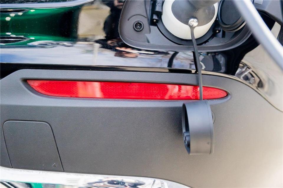 Ladekabel und Auspuff: Das muss ein Plug-in-Hybrid sein. (Archivbild)Christoph Soeder/dpa