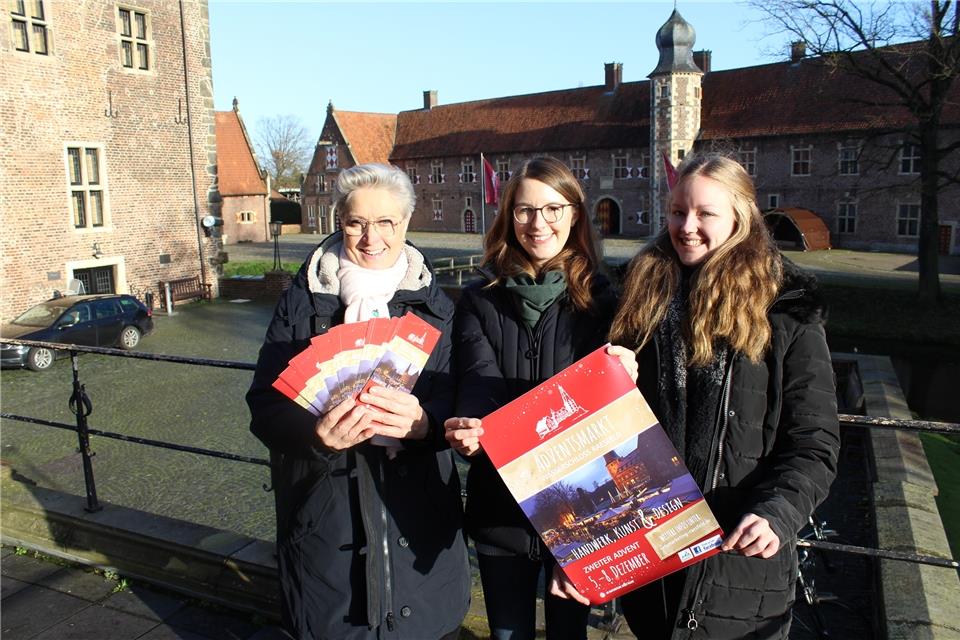 Laden zum Adventsmarkt ein (von links): Diana Brömmel, Stephanie Grohn und Svenja Hörnemann.