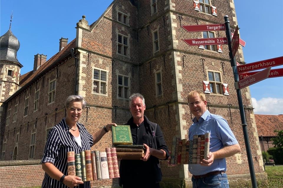 Laden zum Büchermarkt am 8. August ein: (v.l.) Diana Brömmel vom Ortsmarketing, Marktmeister Rainer Heeke und Reinhard Nießing vom Ortsmarketing.