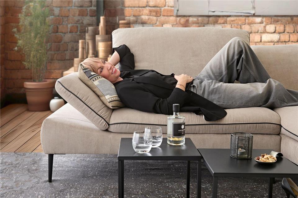 Laden zum Liegen ein: Sofas mit Cordbezug sind derzeit Stammgäste in den Ausstellungsräumen der Anbieter. Hier ein Exemplar von W. Schillig.W.Schillig/VDM/dpa-tmn