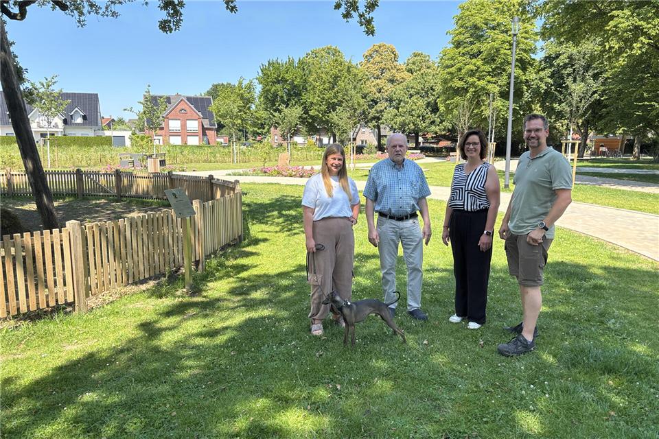 Laden zum integrativen Fest in den Femeichenpark ein (v. l.): Anna Löbbecke (Jugendhaus Erle), Klaus Kriebel (Eine-Welt-Initiative Erle), Integrationsbeauftragte Nicole Höbing und Manuel Nagel (Naturerlebnis-Schule).