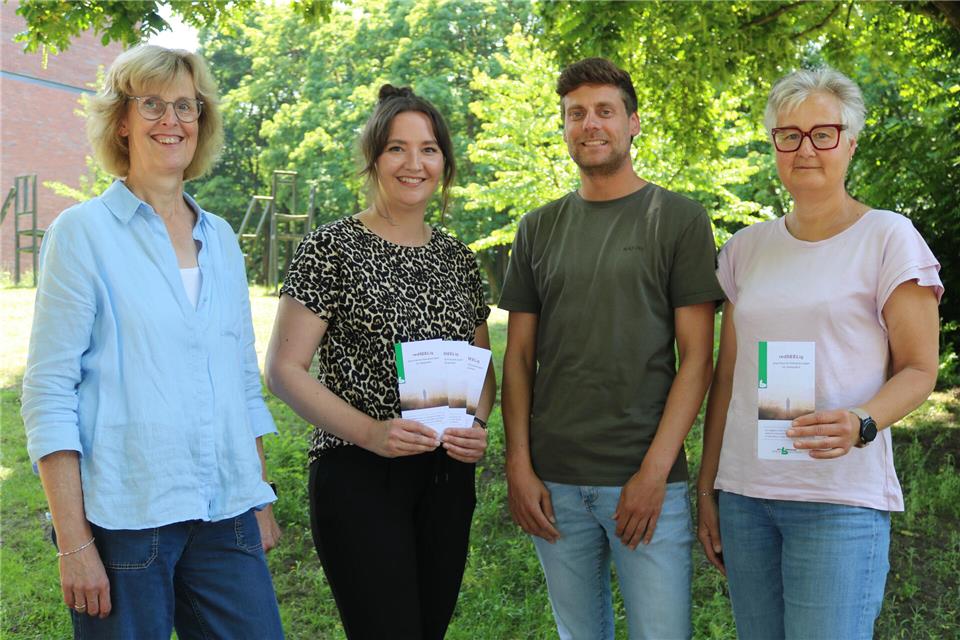 Laden zum nächsten Termin der Reihe „redSEELig“ nach Borken ein (v.l.): Ulrike Wendholt, Jelena Borgers und Lukas Schröer (alle vom Fachbereich Gesundheit des Kreises Borken) sowie Susanne Wolter, Fachkrankenschwester für Psychiatrie und Praxisanleiterin des Caritasverbandes für das Dekanat Borken.