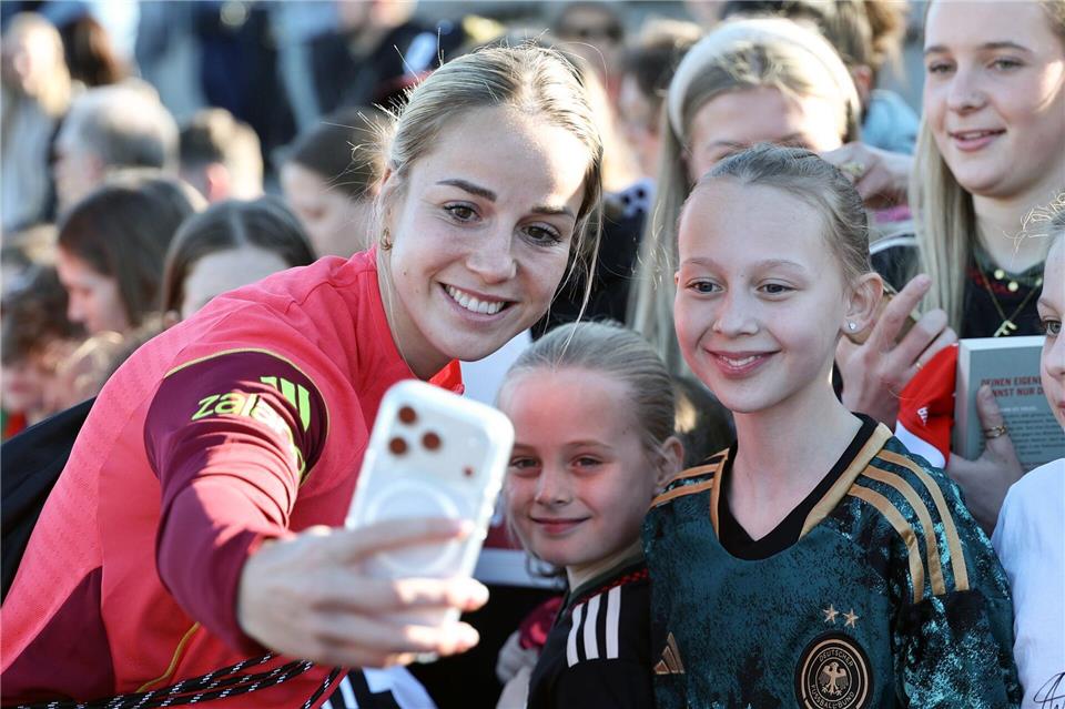Lächeln, bitte: DFB-Kapitänin Giulia Gwinn und Co. sind derzeit gut drauf.Daniel Löb/dpa