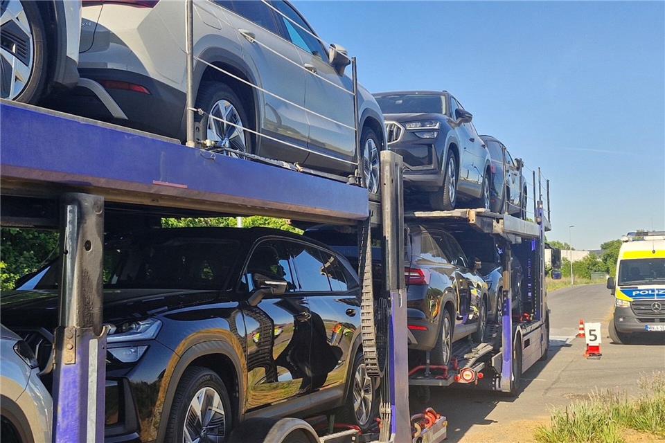 Länger als erlaubt, überladen und der Fahrer zu lange am Steuer: Ein litauischer Autotransporter fiel den Beamten bei der Kontrolle besonders negativ auf.