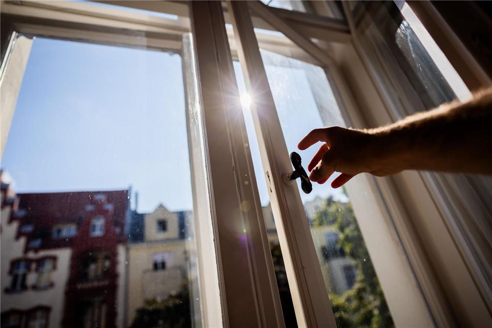 Längeres Lüften im Frühling: Die feuchtere Luft erfordert längere Lüftungszeiten, um Schimmelbildung vorzubeugen.-/dpa