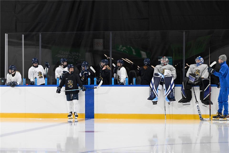 Längst nicht alle finnischen Spielerinnen können trainieren.Emmi Korhonen/Lehtikuva/dpa