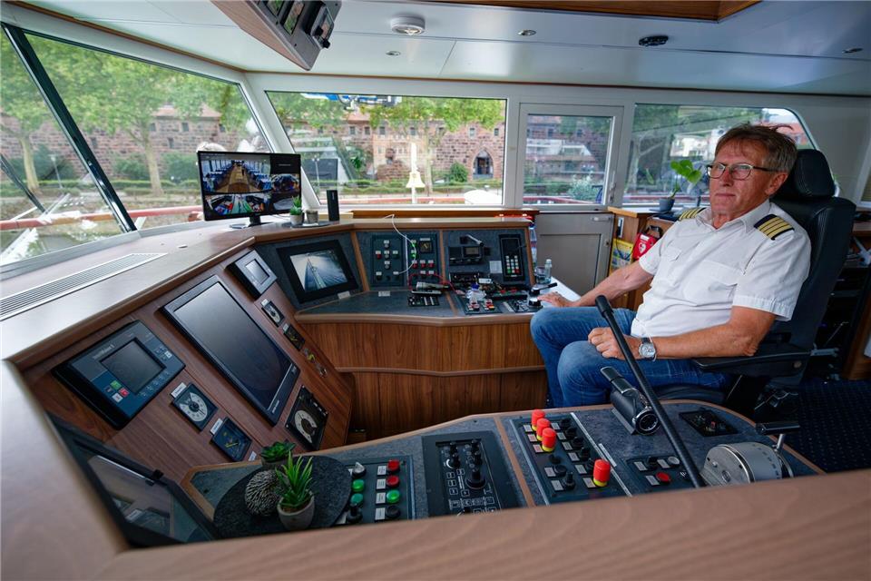 „Alles easy Ententeich“ - aus dem Leben eines Kapitäns Lässig mit der rechten Hand steuert er das Schiff.Uwe Anspach/dpa