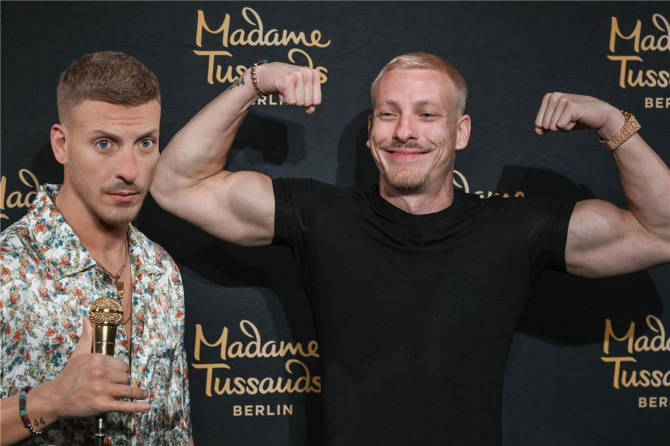 Lobrecht findet seine Wachsfigur „sehr gruselig“ Lässt bei der Enthüllung seiner Wachsfigur die Muskeln spielen: Comedian Felix Lobrecht. Jens Kalaene/dpa
