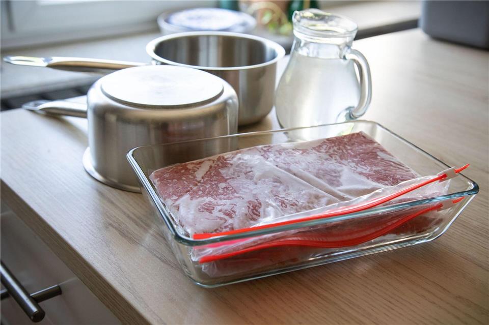 Lässt sich Hackfleisch mit Hilfe von zwei Töpfen und warmem Wasser schneller auftauen?Christin Klose/dpa-tmn
