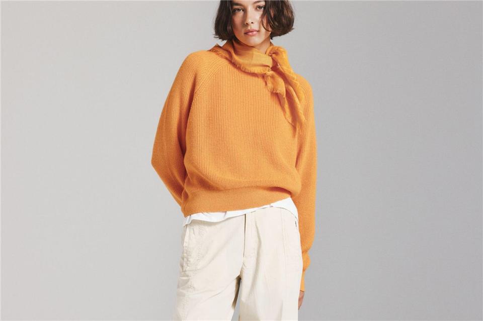 Lässt sich auch gut zu unaufgeregten Farben tragen: Orange. Zu sehen hier in einer Kombi von Ecoalf (Pullover ca. 100 Euro, Hose ca. 110 Euro, Schuhe ca. 80 Euro).Ecoalf/dpa-tmn