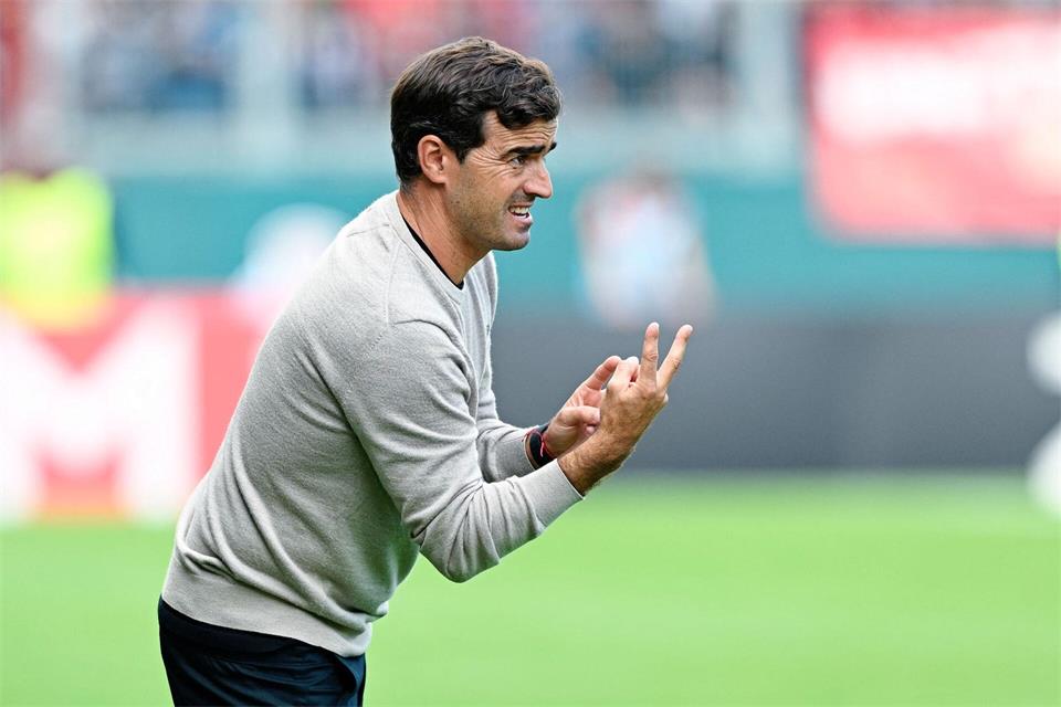 Lässt sich bei der Frage nach seiner Nummer eins nicht in die Karten schauen: Leverkusens neuer Trainer Carles Martínez. Uwe Anspach/dpa