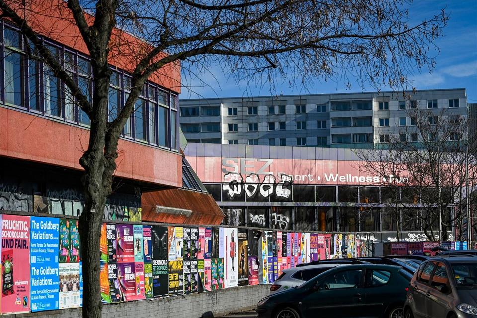 Lässt sich der Abriss des ehemaligen Sport- und Erholungszentrums (SEZ) in Berlin-Friedrichshain noch verhindern? (Archivbild)Jens Kalaene/dpa