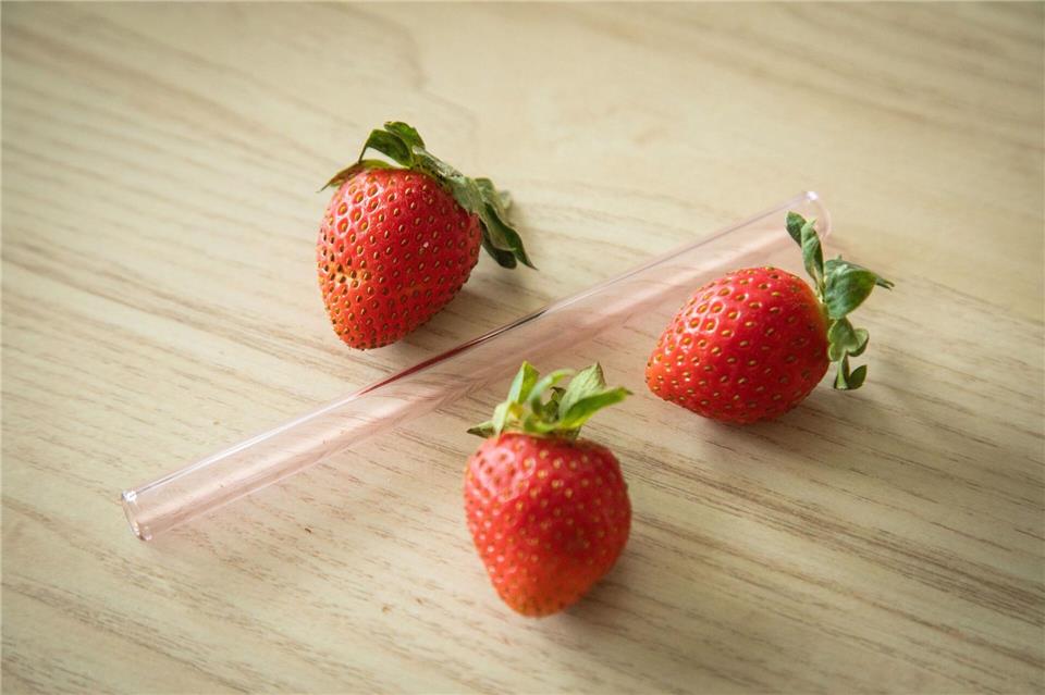 Lässt sich der Strunk von Erdbeeren einfach mit einem Strohhalm entfernen?Christin Klose/dpa-tmn