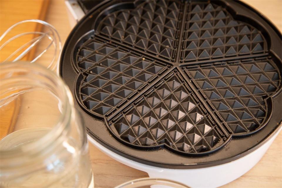 Lässt sich ein Waffeleisen einfach mit einem Stärke-Teig reinigen?Christin Klose/dpa-tmn