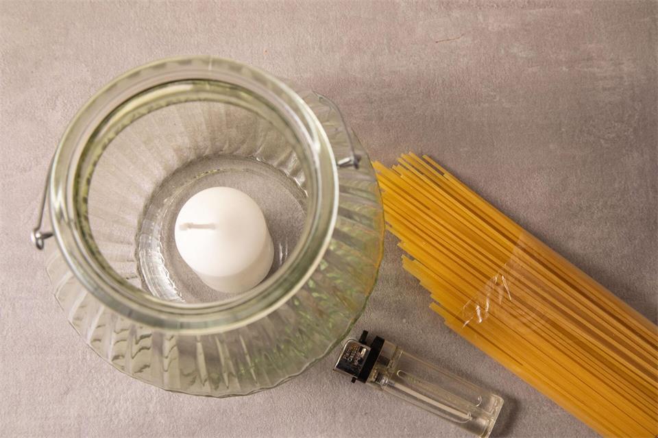 Lässt sich eine Kerze in einem hohen Glas mit einer Spaghetti anzünden?Christin Klose/dpa-tmn