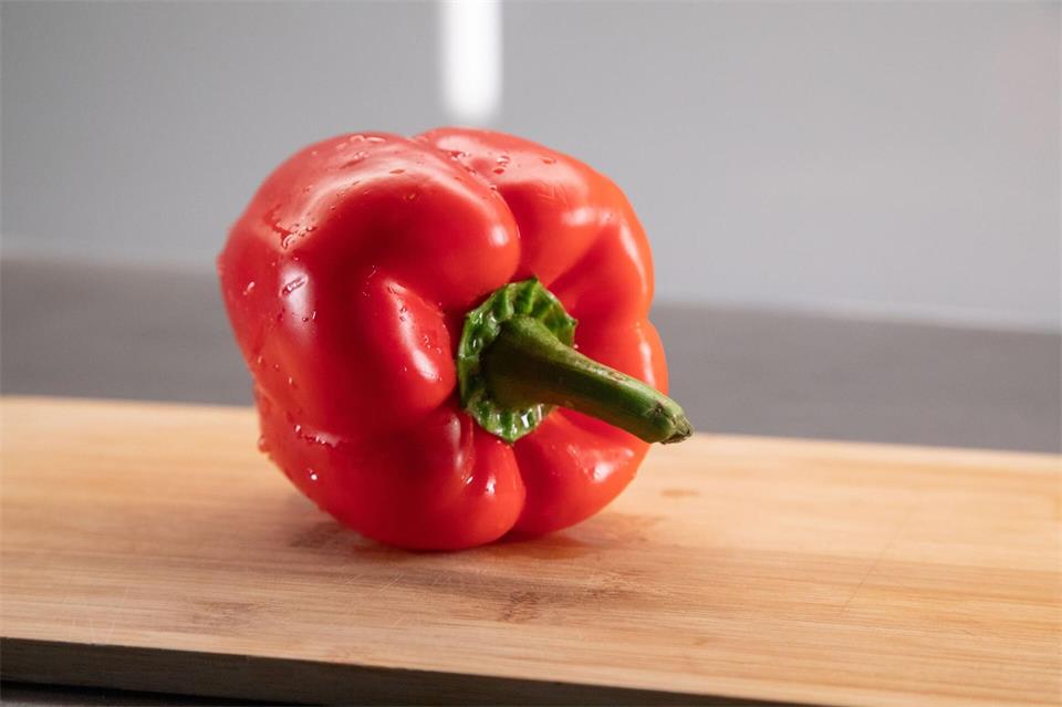 Lässt sich eine Paprika mit einem gezielten Handgriff leichter entkernen?Christin Klose/dpa-tmn