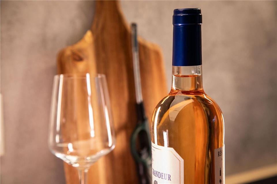 Lässt sich eine Weinflasche mit Hilfe eines Feuerzeugs öffnen?Christin Klose/dpa-tmn