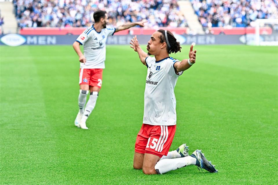 Lässt sich nach seinem Tor zum 1:0 feiern: Yussuf Poulsen.  Uwe Anspach/dpa