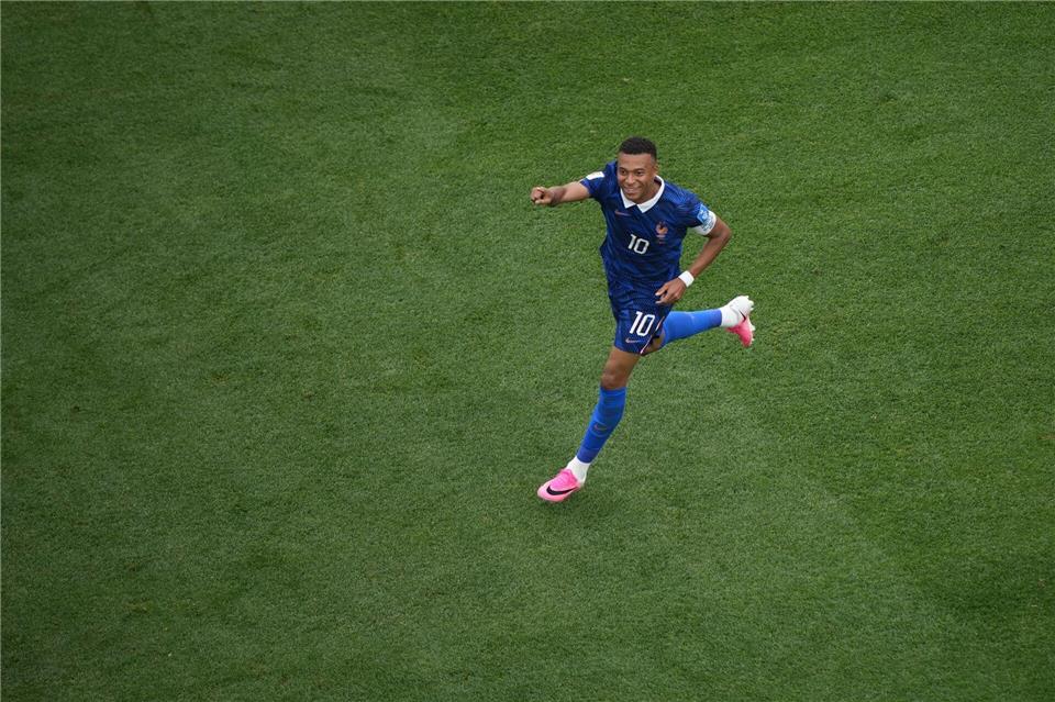 Lässt sich nicht abschütteln: Kylian Mbappé jagt den Torrekod. Matt Rourke/AP/dpa