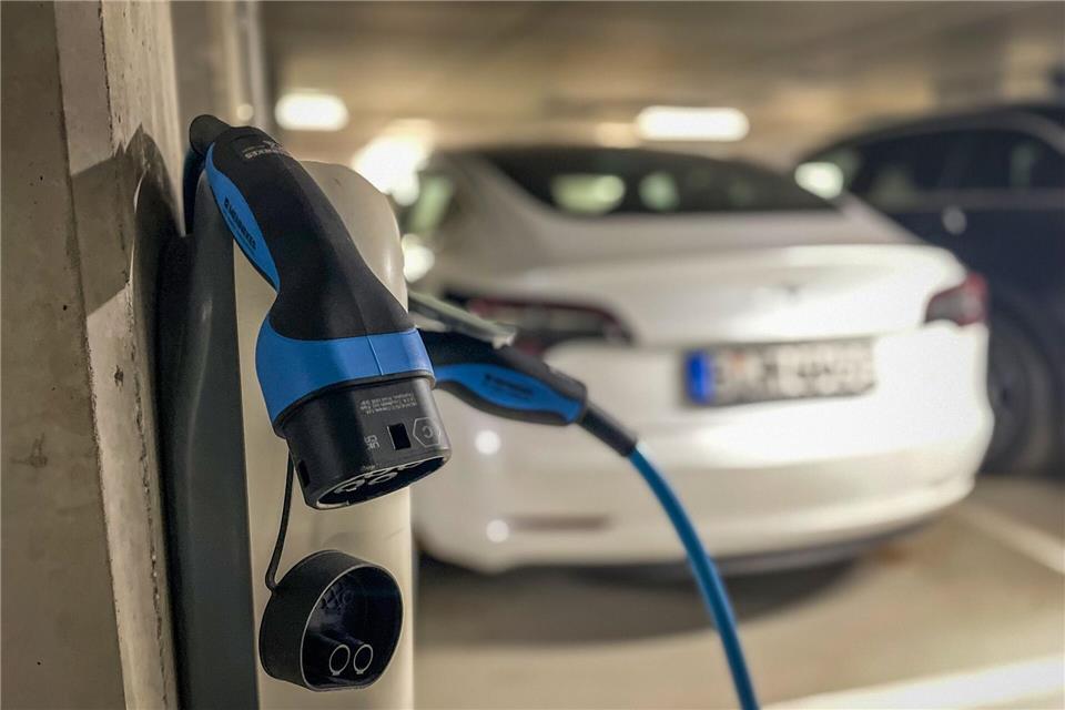 Lässt sich unter Umständen auch in der Tiefgarage eines Mietshauses laden: der eigene Stromer. Zacharie Scheurer/dpa-tmn