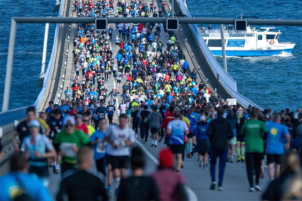 Läufer starten beim 18. „Rügenbrücken-Marathon“ in Stralsund.Stefan Sauer/dpa