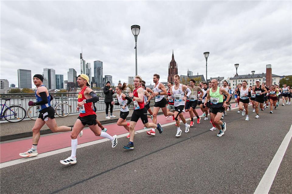 Bilder des Tages Läufer überqueren die Alte Brücke, im Hintergrund ist die Skyline zu sehen. Der Frankfurt-Marathon ist der älteste City-Marathon Deutschlands.Hannes P. Albert/dpa