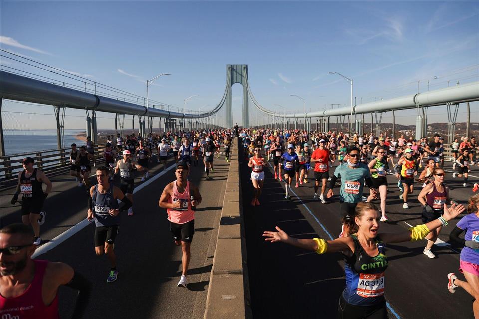 Läufer überqueren die Verrazzano Narrows Bridge beim New York City Marathon (Archivbild).Heather Khalifa/FR172147 AP/AP/dpa
