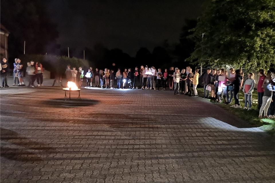 Lagerstimmung bei der Abendrunde, bevor die Kinder in Zelten übernachteten. 
