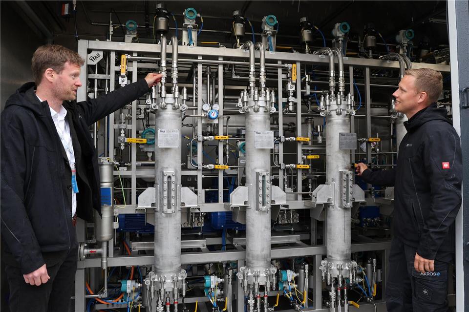 Lagerung und Transport von Wasserstoff zu vereinfachen, daran wird unweit von Rostock gearbeitet.Bernd Wüstneck/dpa