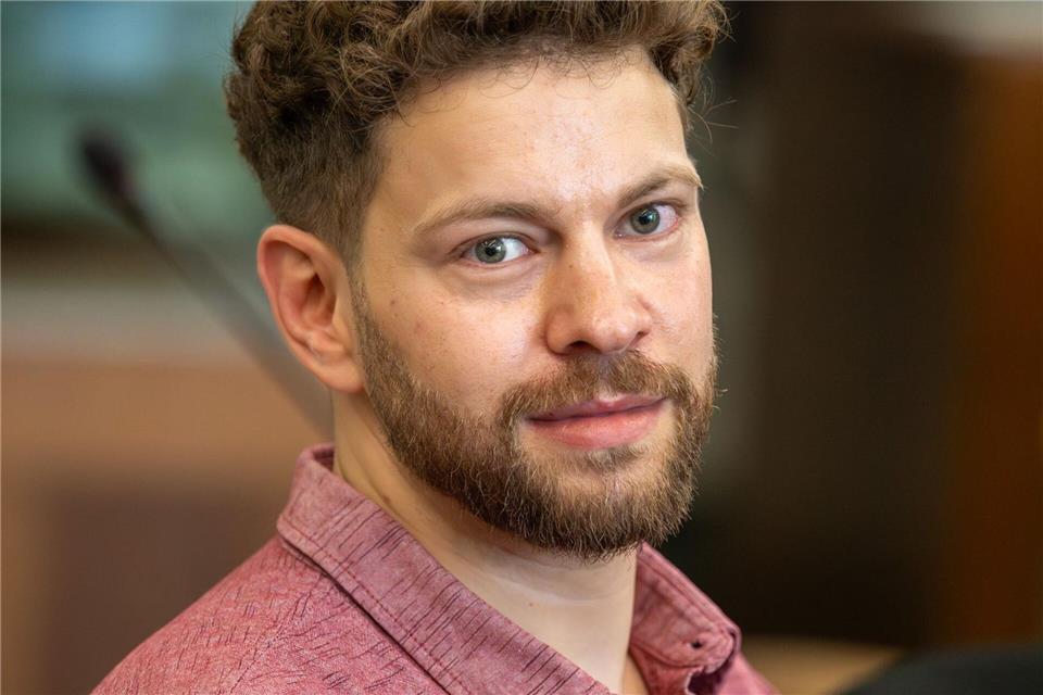 Lahav Shapira, Student der Freien Universität (FU) Berlin, wartet auf den Beginn der Verhandlung vor dem Verwaltungsgericht. (Archivbild)Soeren Stache/dpa