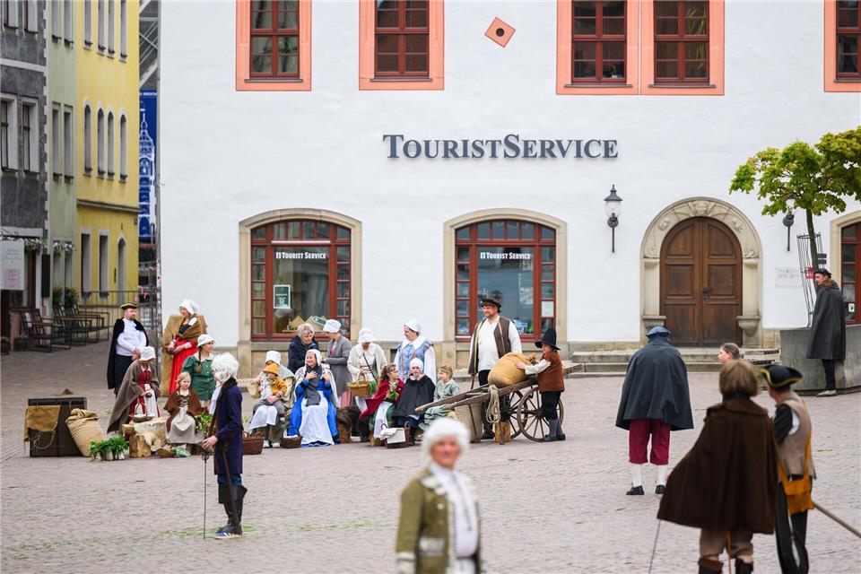 Laien stellten das bekannte Gemälde „Der Marktplatz zu Pirna“ von Bernardo Bellotto nach.Robert Michael/dpa