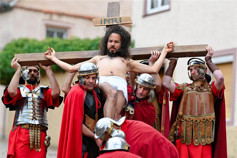 Laiendarsteller spielen den Kreuzweg Jesu Christi nach. Uwe Anspach/dpa