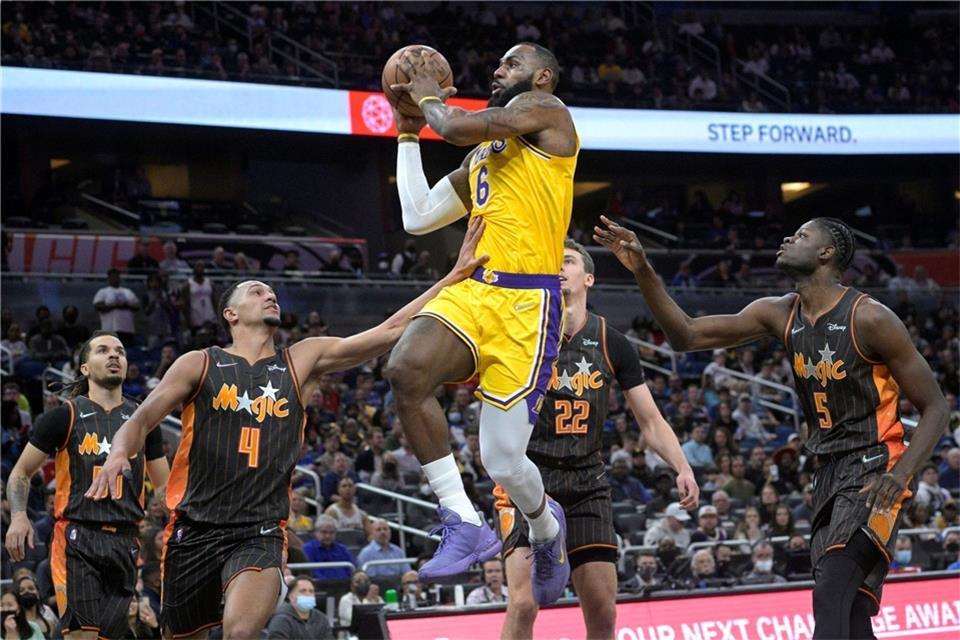 Lakers-Star LeBron James auf dem Weg zum Korb.