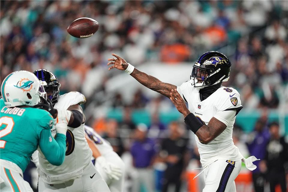 Jackson mit vier Touchdowns bei Comeback in der NFL Lamar Jackson (rechts) warf bei seinem Comeback vier Touchdown-Pässe.Rebecca Blackwell/AP/dpa