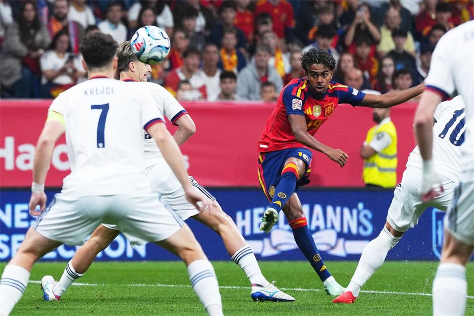 Lamine Yamal erzielt den Führungstreffer für Spanien.Manu Fernandez/AP/dpa