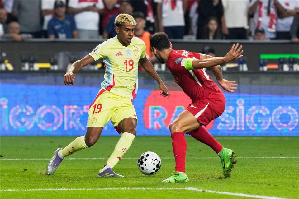 Lamine Yamal fehlt dem FC Barcelona nach seinen Länderspiel-Einsätzen für Spanien.Khalil Hamra/AP/dpa