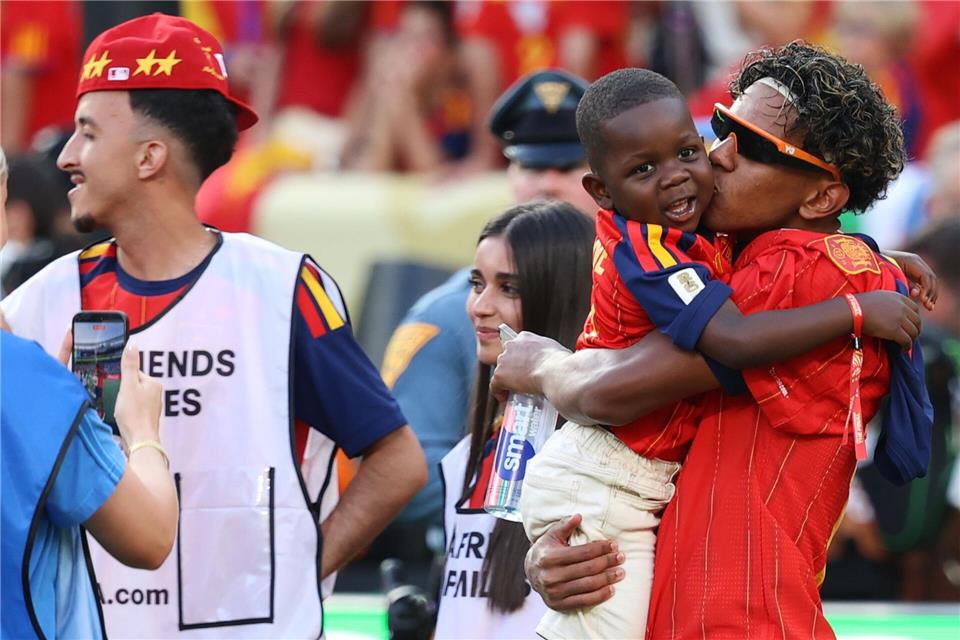 Lamine Yamal feiert mit seinem Bruder Keyne.Pamela Smith/AP/dpa