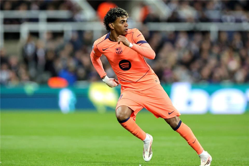 Lamine Yamal glich per Elfmeter spät für Barcelona aus.Steve Welsh/PA Wire/dpa