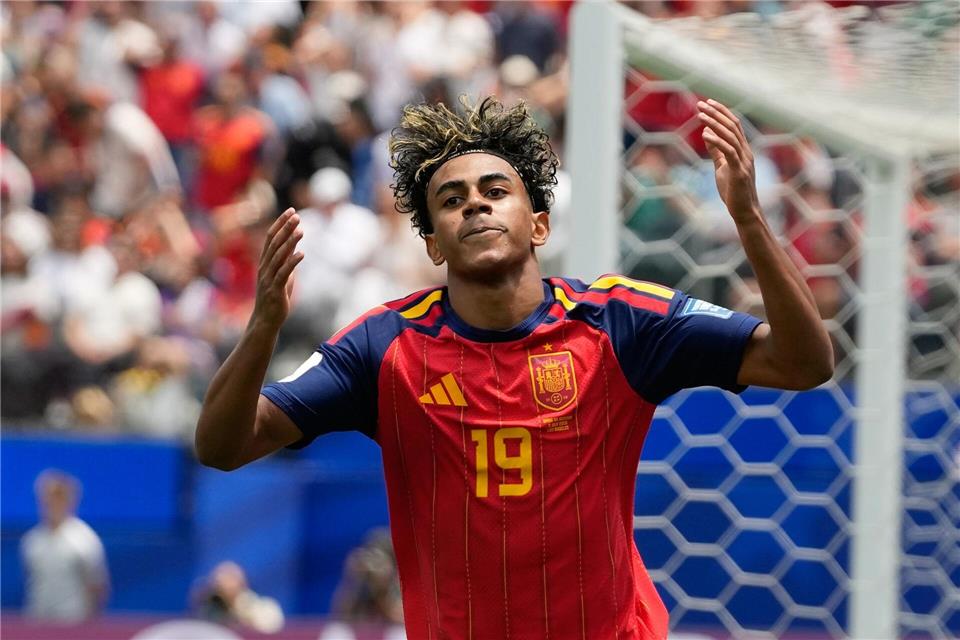 Lamine Yamal kann gegen Portugal nicht nur offensiv spielen.Andre Penner/AP/dpa