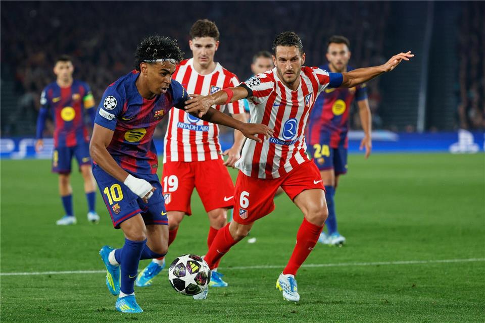 Lamine Yamal (links) und der FC Barcelona lieferten sich ein hitziges Duell mit Atlético Madrid.Joan Monfort/AP/dpa